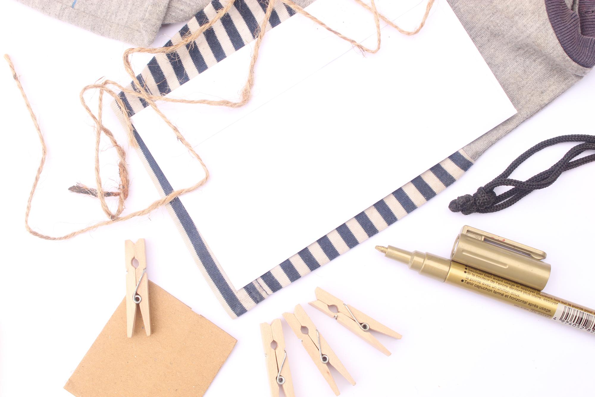 Tavolo da lavoro con filati e schizzi di design per ricamo